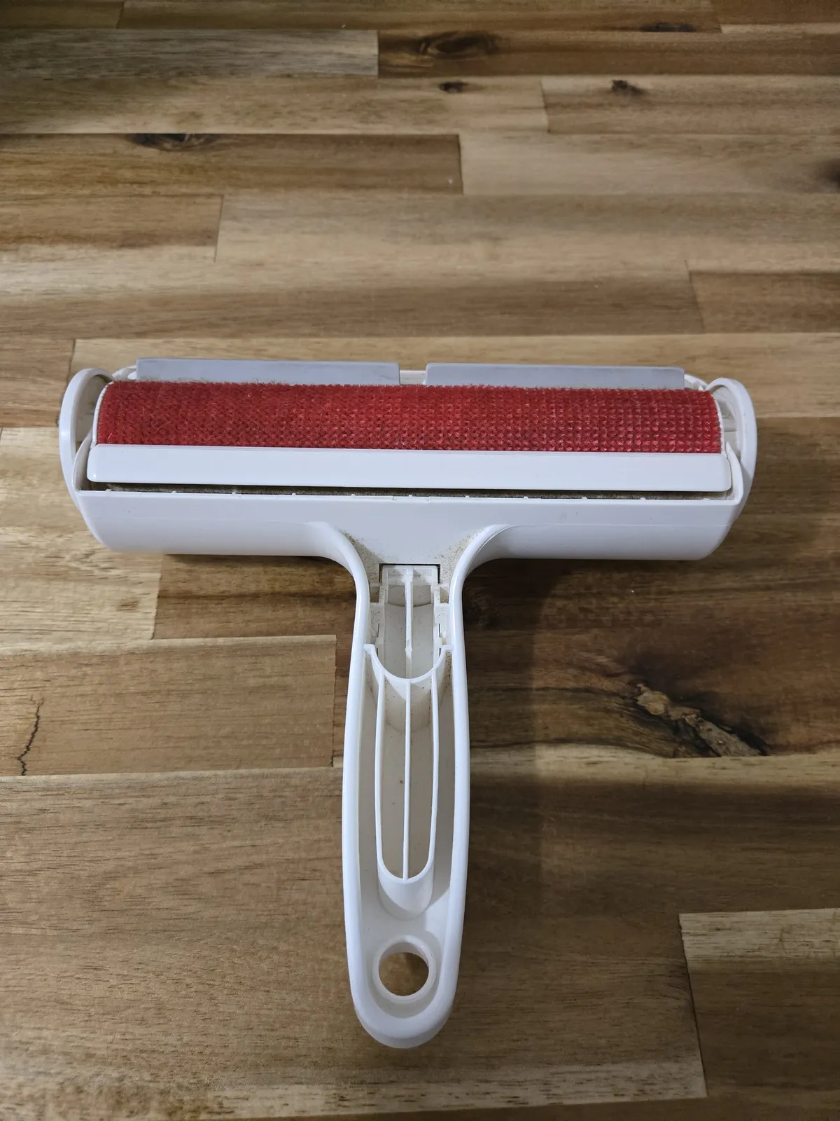 The DELOMO opened up — that red roller is what grabs the hair as you roll back and forth