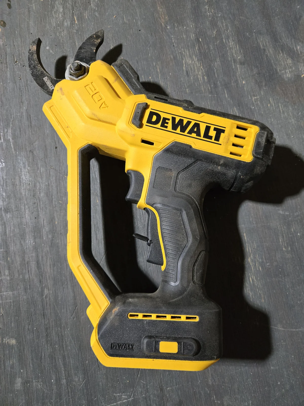 DEWALT 20V MAX 1-1/2" Cordless Pruner Bundle (DCPR320B + Battery)