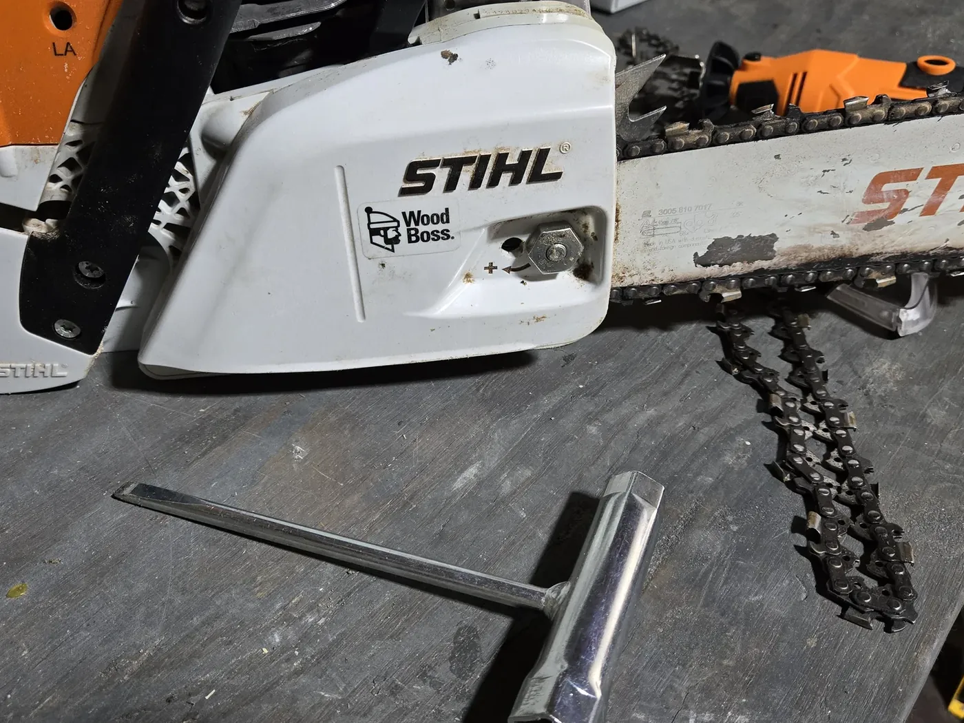 The MS 251's clutch cover and side tensioner, with the scrench
